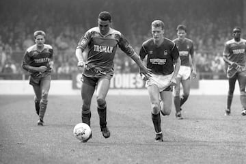 En 1986 fichó por el  Wimbledon Football Club, un club sede en el suburbio de Wimbledon. Su debut con el club se produjo en un partido contra el Nottingham Forest en la temporada 1986/87.