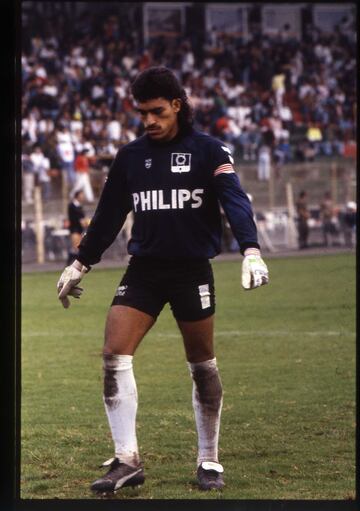 El portero debutó en 1992 y se convirtió en el jugador con más partidos disputados (612).