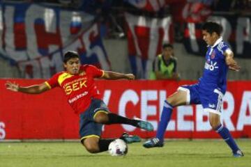 Dagoberto Currimilla disputa el balón con Sebastián Martinez