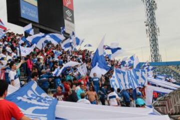 La presencia de los hinchas de la UC con bombos, lienzos y bengalas.