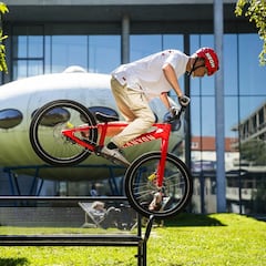 Gabriel Wibmer conquista bancos de todas las maneras posibles