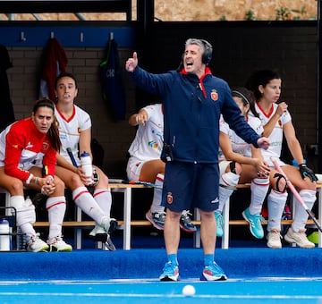 Carlos García Cuenca, en su segundo partido oficial al frente de la Selección, se desgañita ante el banquillo.