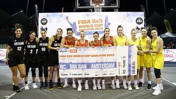 En el centro (de izquierda a derecha), las integrantes de la Selecci&oacute;n espa&ntilde;ola de 3x3: Aitana Cuevas, Sandra Ygueravide, Paula Palomares y Vega Gimeno.