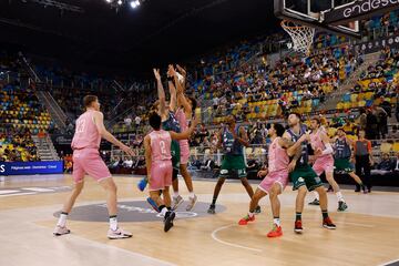 La defensa del Joventut le cierra el camino a Osetkowski.