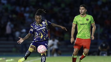   (L-R) Jhon Murillo of San Luis and Alan Medina Acosta of Juarez during the game FC Juarez vs Atletico San Luis, corresponding Round 16 the Torneo Apertura 2022 of the Liga BBVA MX at Olimpico Benito Juarez, on August 03, 2022.

<br><br>

(I-D) Jhon Murillo de San Luis y Alan Medina de Juarez durante el partido FC Juarez vs Atletico San Luis, correspondiente a la Jornada 16 del Torneo Apertura 2022 de la Liga BBVA MX en el Estadio Olimpico Benito Juarez, el 03 de Agosto de 2022.