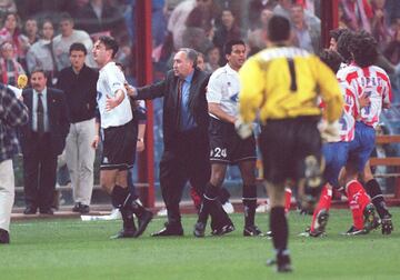 Con el Atl¨¦tico reci¨¦n eliminado de Copa por el Bar?a (5-4) y a pocos d¨ªas de los cuartos de final de la Champions ante el Ajax, el Valencia visit¨® el Calder¨®n y se llev¨® una de las victorias m¨¢s holgadas de su historia. Marcaron el ¡®Burrito¡¯ Ortega, Escurza, Jos¨¦ Ignacio y Leandro. Por el Atl¨¦tico, Caminero. Pero el duelo se recuerda por la celebraci¨®n de Leandro, interpretando a un perrito que orinaba en el c¨®rner del Calder¨®n. La celebraci¨®n irrit¨® a la parroquia rojiblanca.