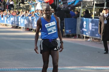 Monterrey vivió una fiesta importante con el Maratón Powerade, donde decenas de corredores desafiaron al frío para cumplir esta meta.