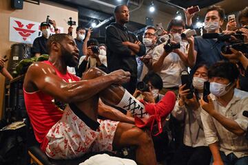 El boxeador estadounidense Floyd Mayweather rodeado de una gran expectación durante su entrenamiento en Tokyo, Japón, para preparar el combate de exhibición planeado contra el artista marcial mixto japonés Mikuru Asakura el próximo 25 de septiembre. 