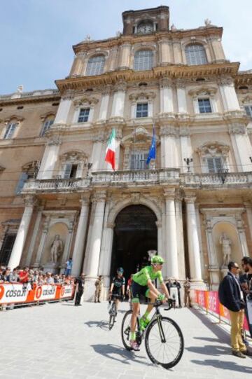 Varios ciclistas llegan a la academia militar de Módena, salida de la undécima etapa.