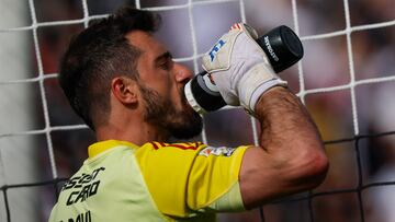 Futbol, Colo Colo vs Universidad Catolica.
Fecha 20, Liga de primera 2025.
El arquero de Colo Colo Fernando De Paul es fotografiado durante un partido de la liga de primera contra Universidad Catolica disputado en el estadio Monumental de Santiago, Chile.
16/08/2025
Andres Pina/Photosport
Football, Colo Colo vs Universidad Catolica.
20th turn, 2025 First division league.
Colo Colo goalkeeper Fernando De Paul is pictured during a first division league match against Universidad Catolica at the Monumental stadium in Santiago, Chile.
16/08/2025
Andres Pina/Photosport