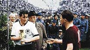 <b>MOMENTO CRUCIAL.</B> La Alemania de posguerra vibró en Berna, 1954.