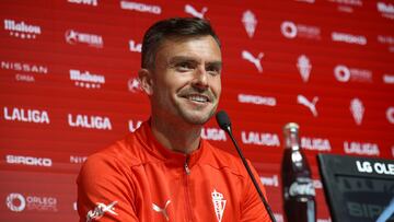 29-11-24. RUBÉN ALBÉS, ENTRENADOR DEL SPORTING, EN LA RUEDA DE PRENSA EN MAREO.