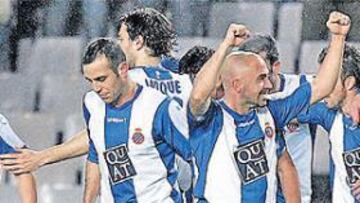 <b>CON VENTAJA. </b>El Espanyol celebra uno de los tres tantos que consiguió meterle al Benfica en el Estadi Olímpic. De la Peña fue el jugador que expresó más la alegría.