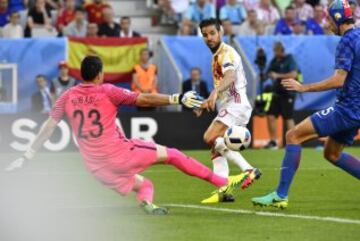 Cesc Fàbregas centra para que Morata marque el 0-1.
