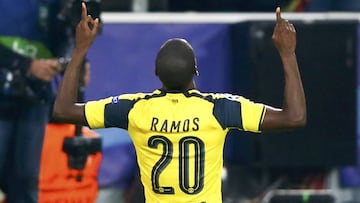 Adrián Ramos celebrando un gol en Champions League.