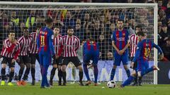 Messi se dispone a disparar para el 3-1 contra el Athletic, su 26&ordm; gol de falta con el Barcelona.