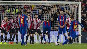 Messi se dispone a disparar para el 3-1 contra el Athletic, su 26&ordm; gol de falta con el Barcelona.