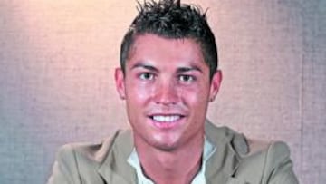 <b>MIRADA DE GANADOR. </b>Cristiano posa con una réplica de La Cibeles, donde esperar ir este año.