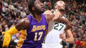 Hibbert trata de frenar a Gobert.