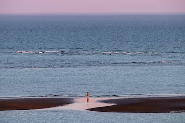 Arena dorada y aguas tranquilas encontrarás en estos parajes, cargados de historia, como lo atestiguan su mausoleo romano (Bajo Imperio, siglo IV d.C.) o la Torre de Canela (s. XVI). Punta del Moral, antigua aldea de pescadores, se compone una bonita mezcla de lo viejo y lo nuevo, con sus preciosas viviendas tradicionales y el urbanismo costero. Esta se encuentra abrazada por el Paraje Natural de las Marismas de Isla Cristina, en el estuario del Río Carreras. Otro lugar de ensueño es la Playa de Isla Canela, un enorme arenal de seis kilómetros de largo por treinta metros de ancho de pura naturaleza que se extiende desde la desembocadura del Carreras hasta la del Guadiana. Esta playa de Ayamonte está considerada como un paraíso y es ideal para la práctica de deportes náuticos.