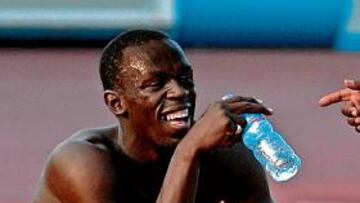 <b>CONFIADO. </b>El jamaicano Usain Bolt bebe en el transcurso de un entrenamiento en Pekín.