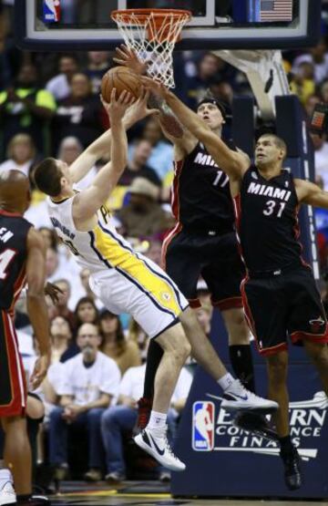 Tyler Hansbrough es taponado por Chris Andersen y Shane Battier.