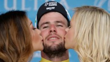 Mark Cavendish recibe los honores en el podio.