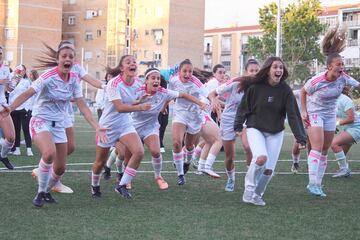 Las jugadoras del filial del Madrid CFF celebran el ascenso a Primera RFEF Futfem.