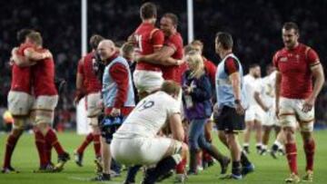 MAZAZO HIST&Oacute;RICO. Launchbury se lamenta mientras Gales celebra el &uacute;ltimo triunfo ante Inglaterra (25-28) en el pasado Mundial.
 