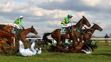 Una de las numerosas caídas durante el Grand National.