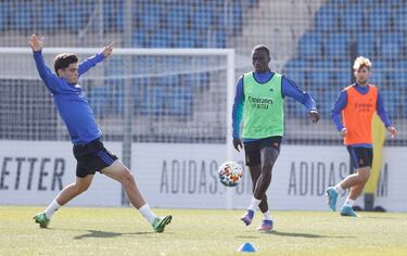 Benzema hace parte del entrenamiento con el grupo