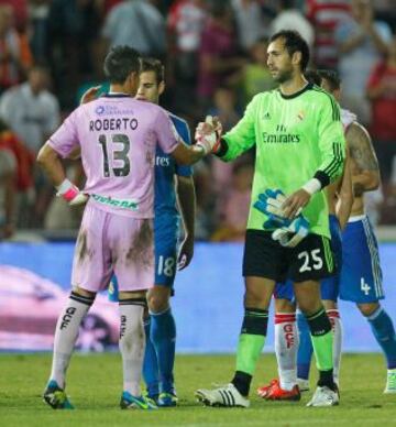 Segunda jornada Liga Bbva. Granada - Real Madrid. Saludo de Roberto y Diego López al final del encuentro.