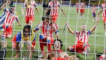 <b>EUFORIA DESATADA. </b>Los rojiblancos llevaron la Supercopa hasta la línea de gol de una de las porterías mientras Simeone inmortalizaba el momento con su teléfono móvil.