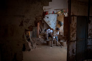 Voluntarios limpian el barro de la casa de Vero Almarche, gravemente afectada por las inundaciones en Masanasa, Valencia.