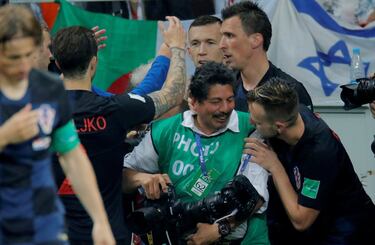 El reportero gráfico Yuri Cortez en la celebración del segundo gol croata.