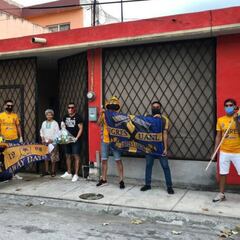 Los Libres y Lokos ayudan con despensas para adultos mayores