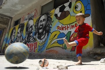 Un niño palestino juega en las calles de Gaza.