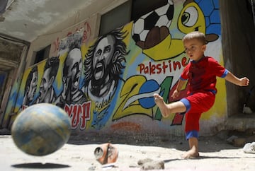 Un niño palestino juega en las calles de Gaza. 
 