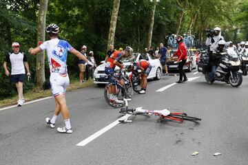 El ciclista francés Arthur Vichot cae al suelo durante la 11ª etapa del Tour de Francia entre Eymet y Pau.