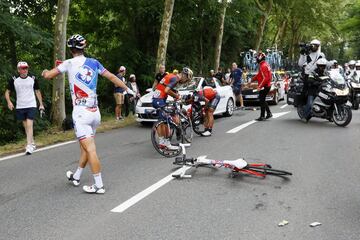 El ciclista franc谷s Arthur Vichot cae al suelo durante la 11? etapa del Tour de Francia entre Eymet y Pau.