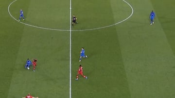 Carlos Cuesta recupera el balón para remontar ante el Antwerp