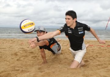 Los pilotos del equipo Sahara Force India Sergio Pérez y Esteban Ocón juegan un partido de voley playa en la playa de Brighton.