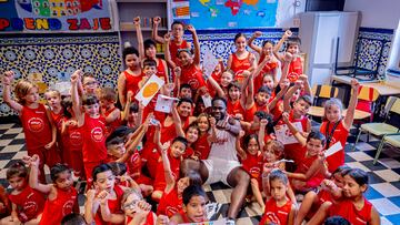 El internacional español Usman Garuba con los niños y niñas del 'Campus Social Basketball Kellogg’s'.