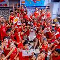 El internacional español Usman Garuba con los niños y niñas del 'Campus Social Basketball Kellogg’s'.
