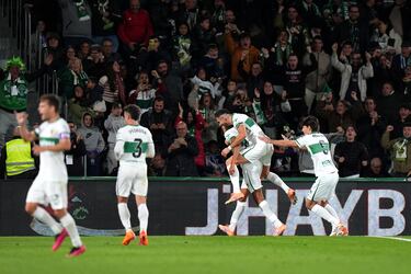 2-1. Álvaro Rodríguez celebra con sus compañeros el segundo tanto.