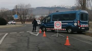 Control policial de los Mossos d&#039;Esquadra en Catalunya con una furgoneta de la BRIMO, los conos puestos y un agente esperando a la entrada de una rotonda. 