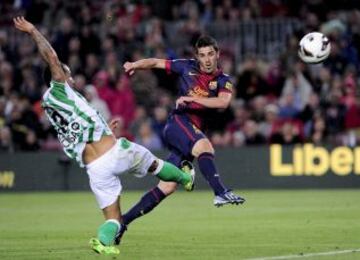 Jornada 33 / BARCELONA - BETIS. El defenar Pedro Mario Álvarez compite con el delantero David Villa durante el partido.