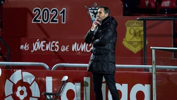 MIRANDA DE EBRO, SPAIN - MARCH 13: Head coach Vicente Moreno of RCD Espanyol looks on during the Liga Smartbank match between CD Mirandes and RCD Espanyol at Estadio Municipal de Anduva on March 13, 2021 in Miranda de Ebro, Spain. Sporting stadiums around