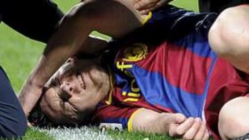 <b>MAREADO. </b>Al final de la primera parte, y tras un choque con Javi Varas, Messi tuvo que ser atendido.
