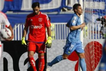 Johnny Herrera se lamenta, en tanto Lezcano celebra su gol a Universidad de Chile.